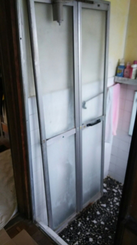 【葛飾西水元店】壊れた浴室の折り戸を新しいものに交換。