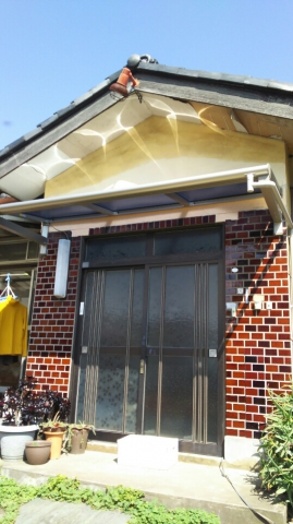 【葛飾西水元店】玄関上部屋根が、古くなってきたのでアルミ製に交換しました。