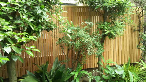 【葛飾西水元店】耐久性のある天然木にこだわりました。フェンスを設置。